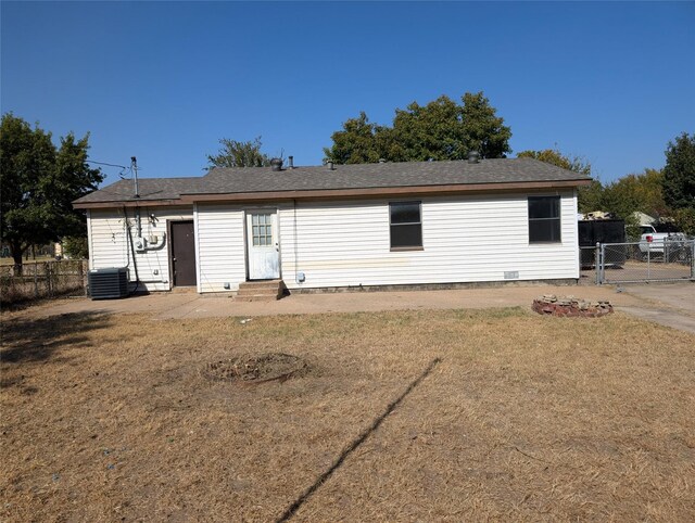 view of front of home featuring cooling unit and a front lawn