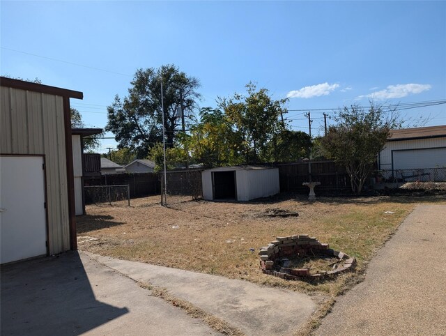 view of yard with a shed