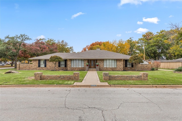 ranch-style home featuring a front lawn