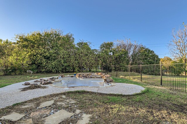 view of swimming pool