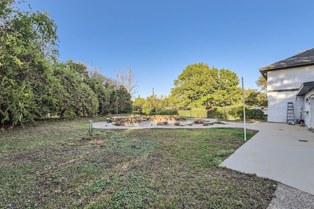 view of yard featuring a patio