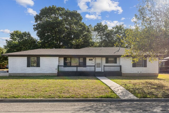 ranch-style house featuring a front lawn and a porch