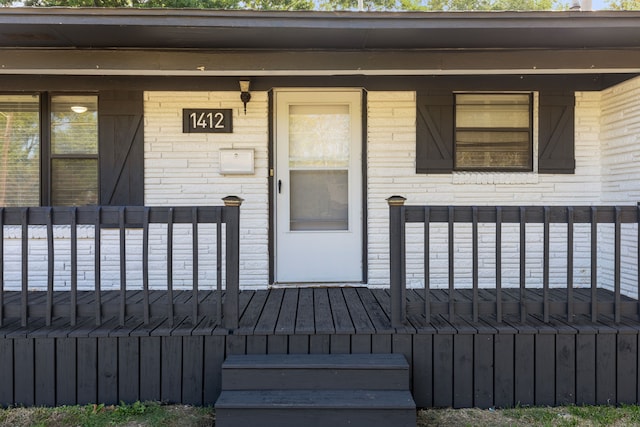 doorway to property with covered porch