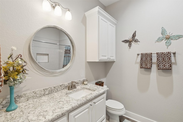 bathroom featuring a shower with curtain, vanity, and toilet