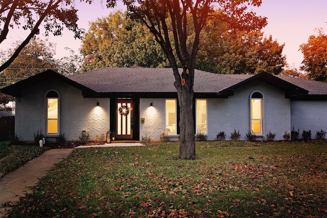 view of front facade featuring a yard