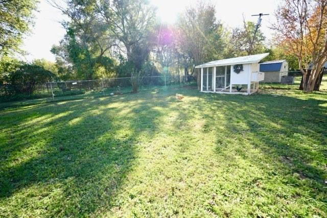 view of yard with an outbuilding