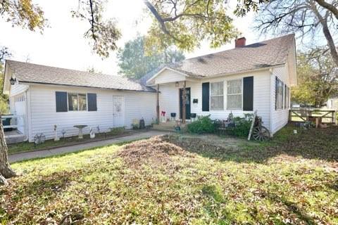 view of front of property with a front yard