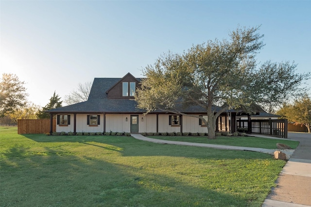 view of front facade featuring a front yard