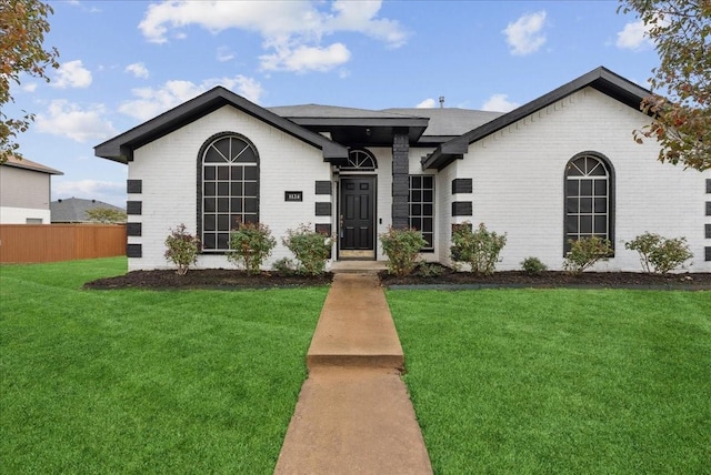 ranch-style house featuring a front yard