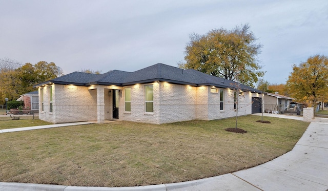 prairie-style home featuring a front lawn