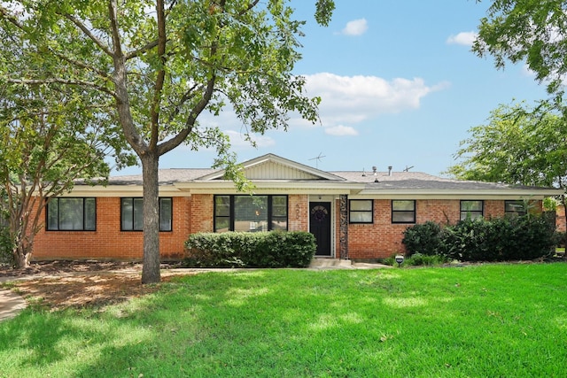 single story home featuring a front yard