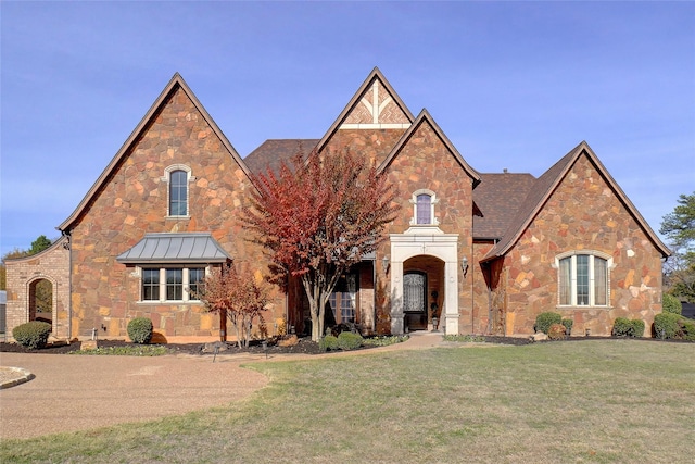 view of front of property with a front yard