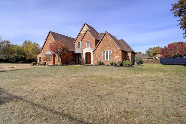 view of front of house featuring a front yard