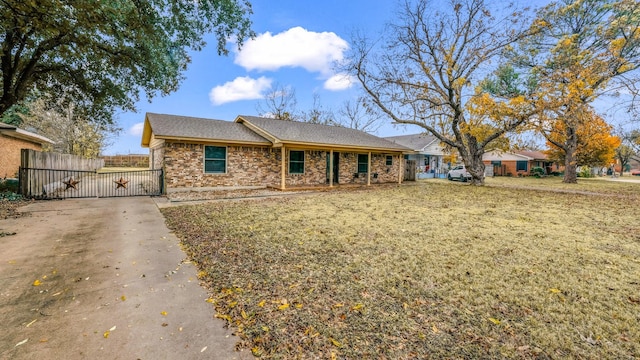 view of front of property featuring a front lawn