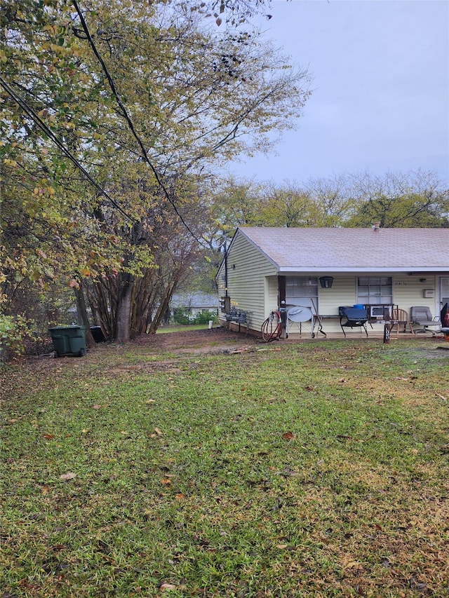 view of yard featuring a patio