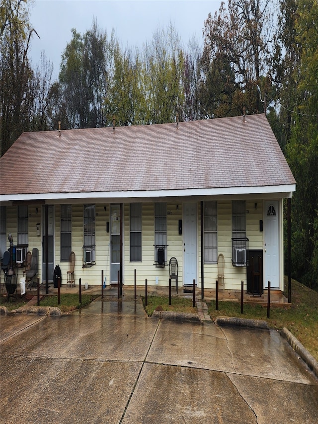 single story home with a porch