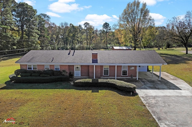 view of front of home featuring a front lawn and a carport