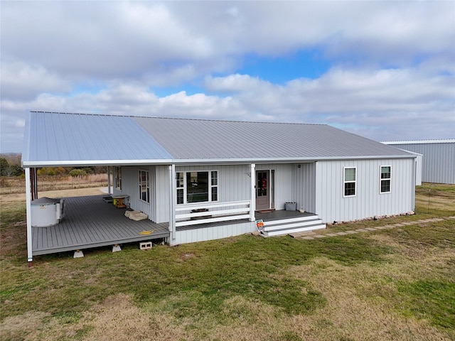 view of front of house featuring covered porch and a front lawn