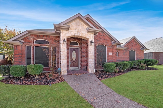 view of front of home featuring a front yard