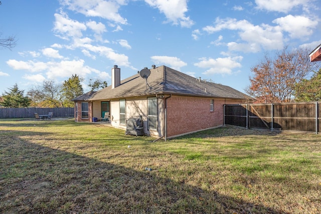 back of house featuring a lawn