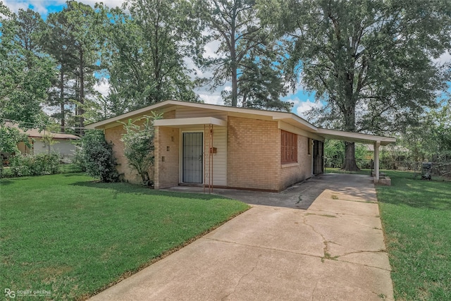 view of front of house with a carport and a front lawn