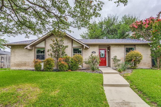 view of front of home featuring a front lawn