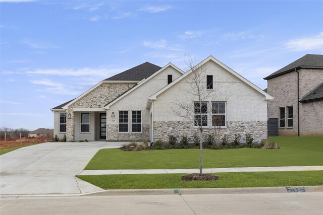 view of front facade with a front lawn