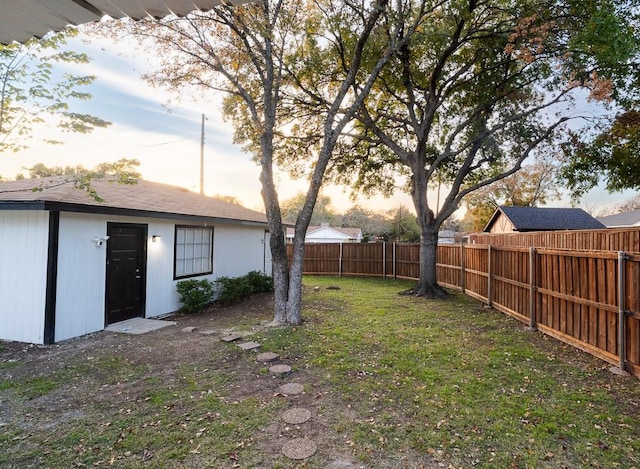 view of yard at dusk