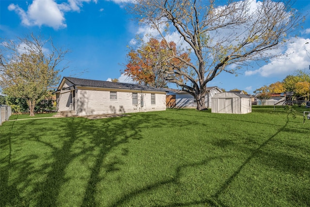 view of yard featuring a shed