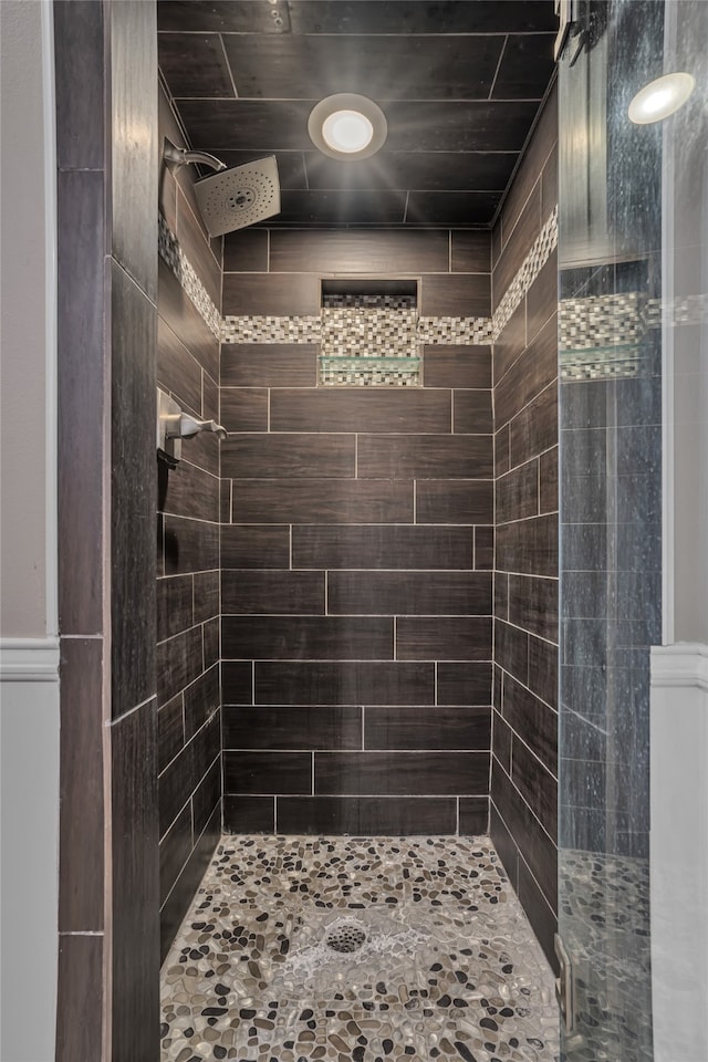 bathroom featuring a tile shower