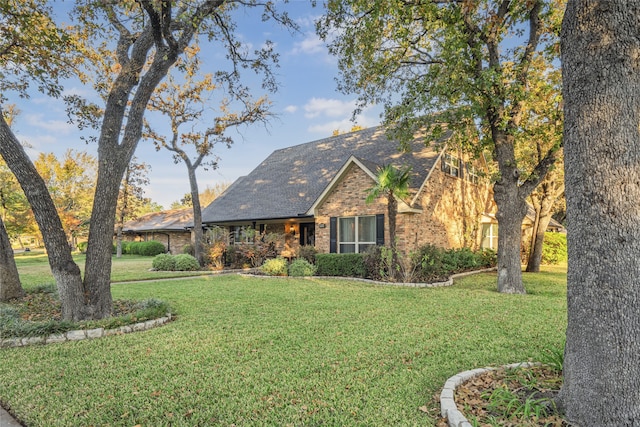 view of front of home featuring a front yard