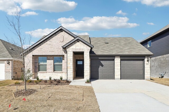 view of front facade featuring a garage and a yard