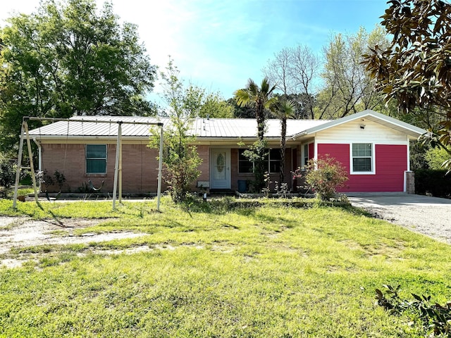 ranch-style house featuring a front lawn