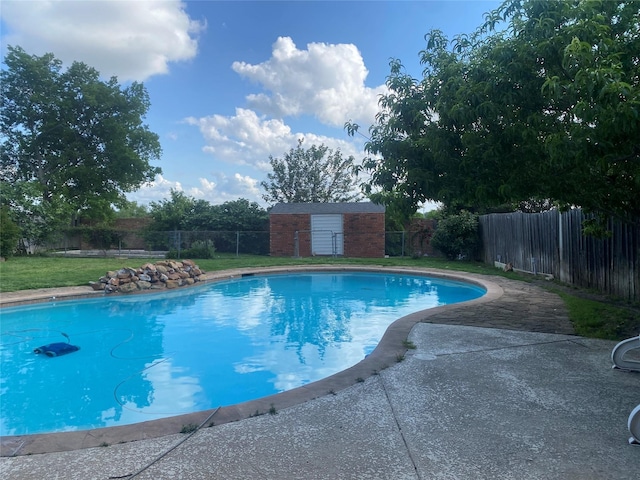 view of pool featuring a yard