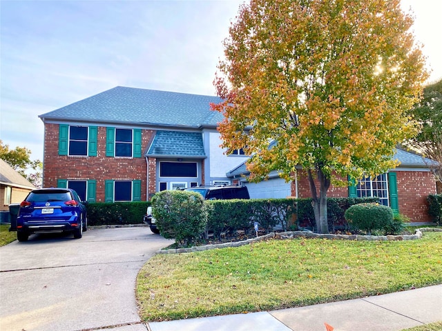 view of front of home featuring a front lawn