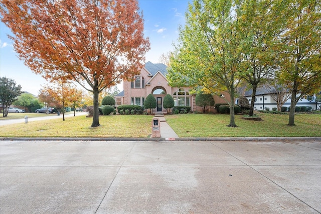 traditional-style house featuring a front yard