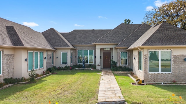 view of front facade featuring a front yard