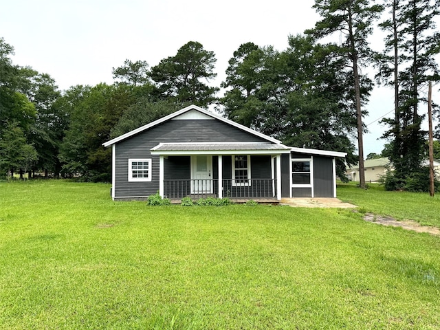 view of front of house with covered porch and a front lawn