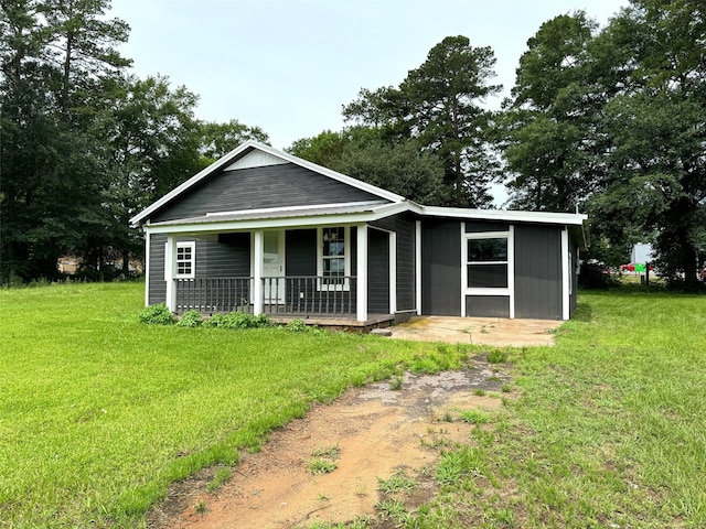 view of front of house featuring covered porch and a front yard