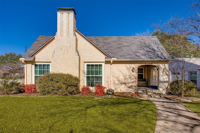 view of front of property featuring a front lawn