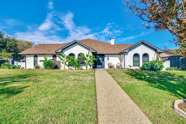 view of front of property featuring a front lawn