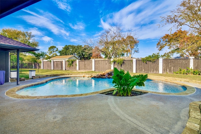 view of swimming pool featuring a yard