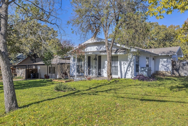 view of front of home with a carport and a front lawn