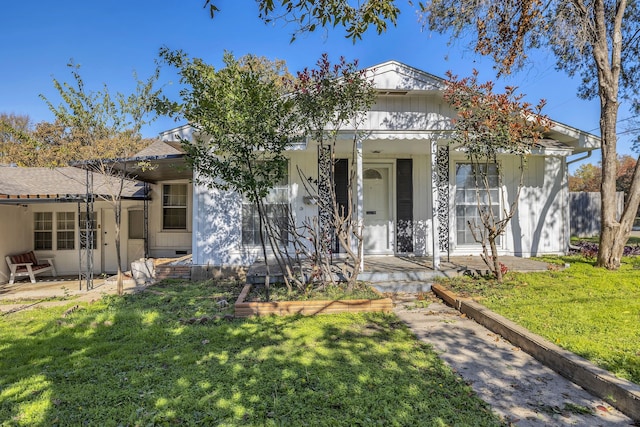 view of front of property with a front lawn and covered porch