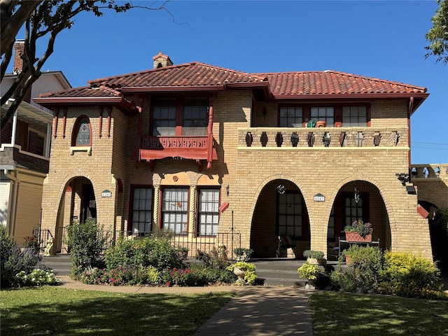 view of front of home featuring a balcony