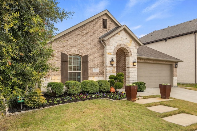 view of front facade featuring a garage and a front lawn