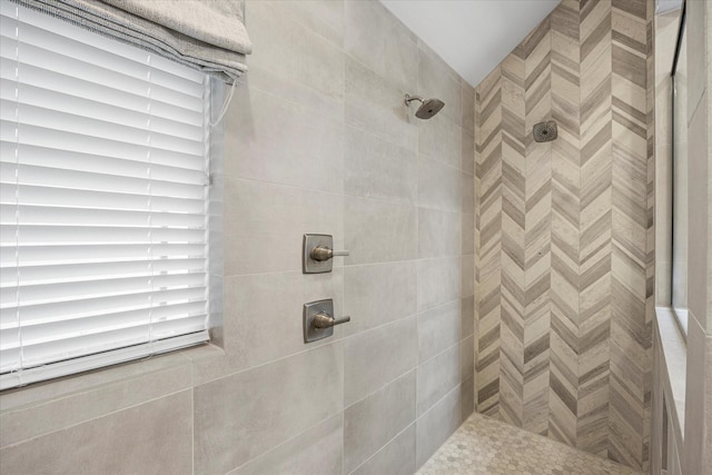 bathroom featuring a tile shower