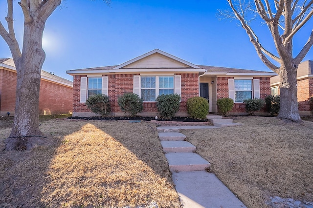 ranch-style house featuring a front lawn