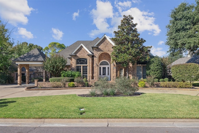 view of front of property featuring a front yard