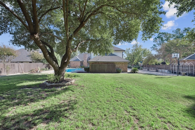 view of yard featuring a fenced in pool